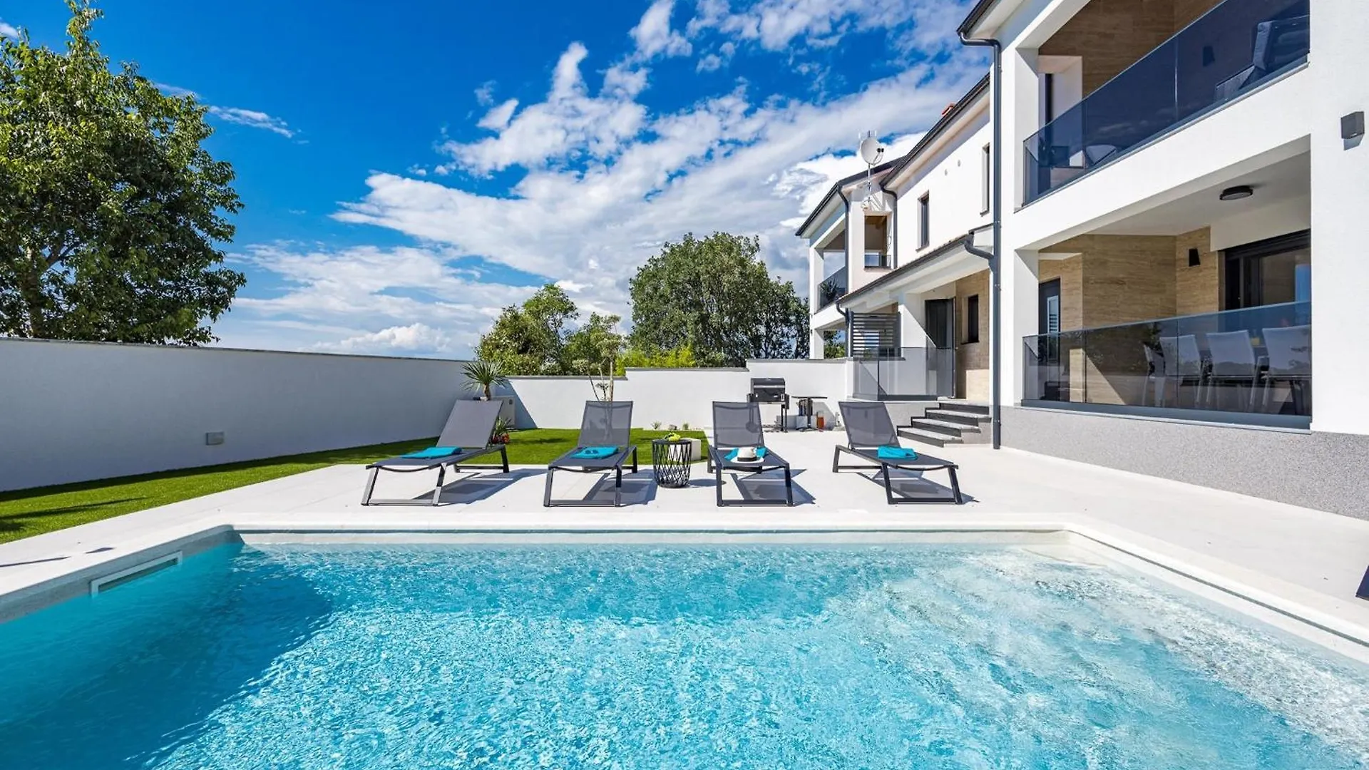 Villa By The Beach In Pula location